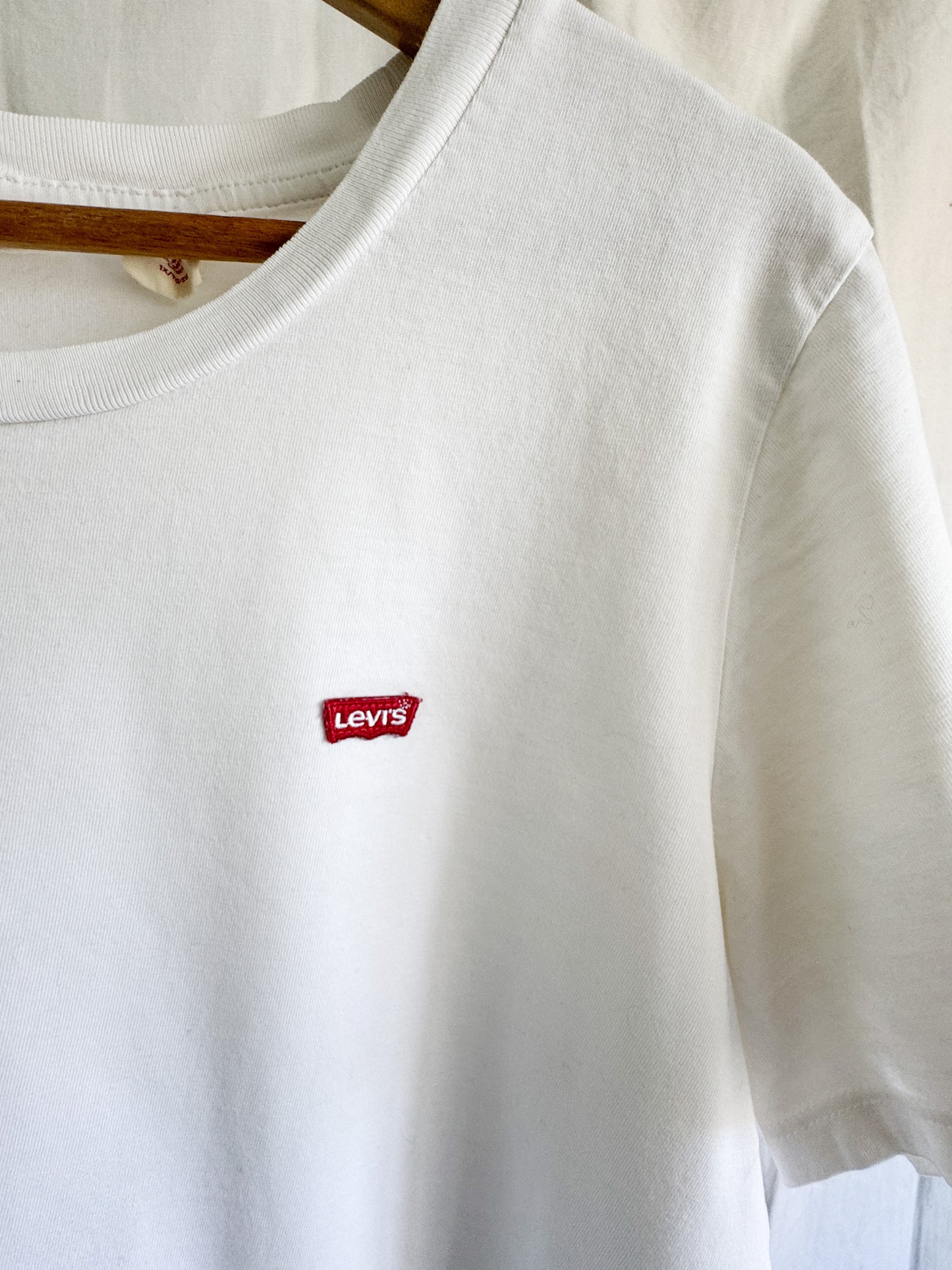 Levi White Tee L